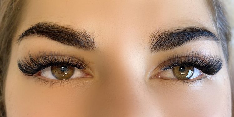 How to Get Longer Lashes Naturally at Home