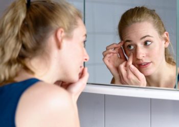 What are the symptoms of trichiasis?