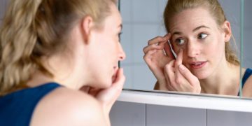 What are the symptoms of trichiasis?