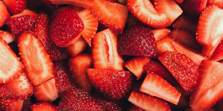 How to Make Strawberry Glaze